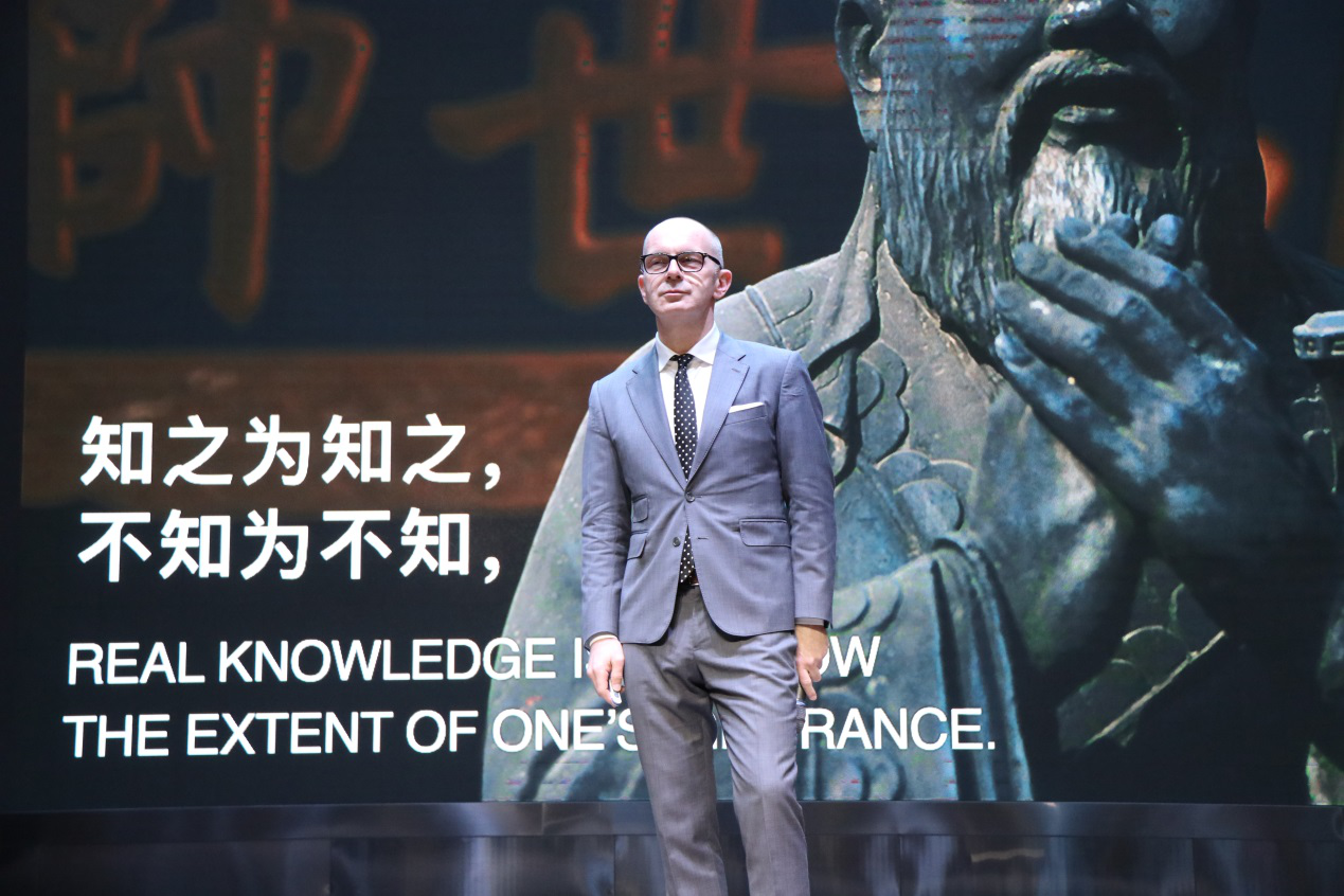自貢市外國語學(xué)校--教育資源多元化，大師解惑談創(chuàng)新