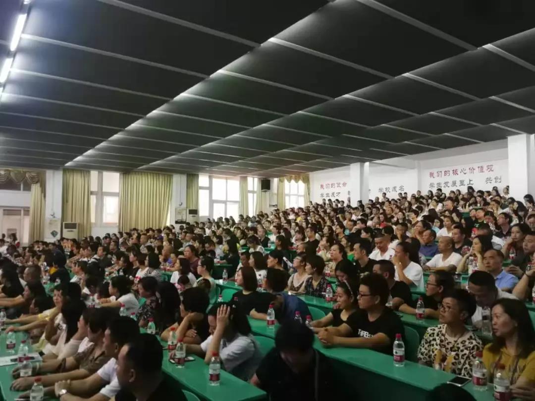 邁進(jìn)成都市三原外國語學(xué)校校門 開啟逐夢(mèng)征程