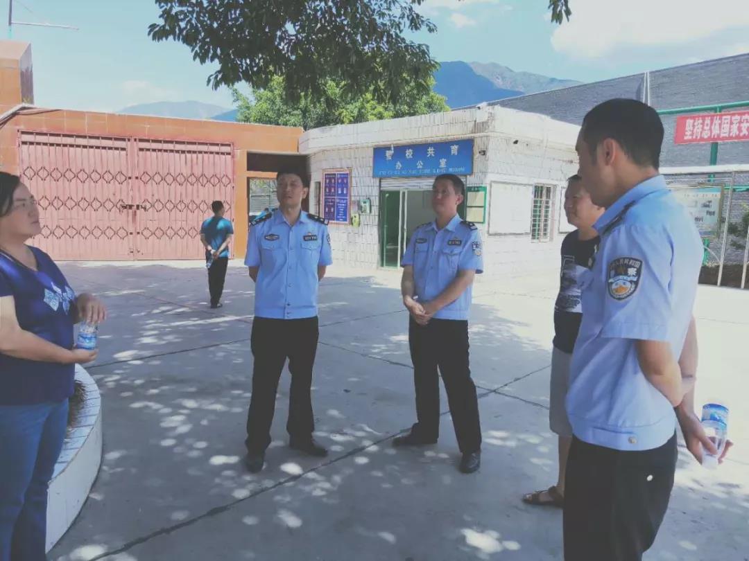 鹽邊縣公安局副局長一行到漁門中學(xué)進(jìn)行中考保考安全工作