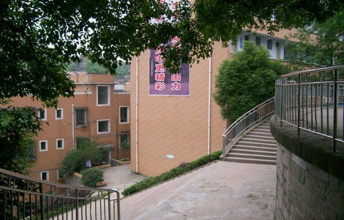 江安縣第四中學(xué)的現(xiàn)任校長(zhǎng)是誰(shuí)？