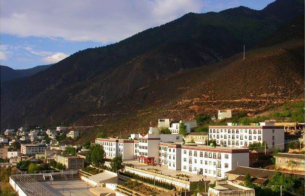 鄉(xiāng)城縣中學(xué)在什么地方？