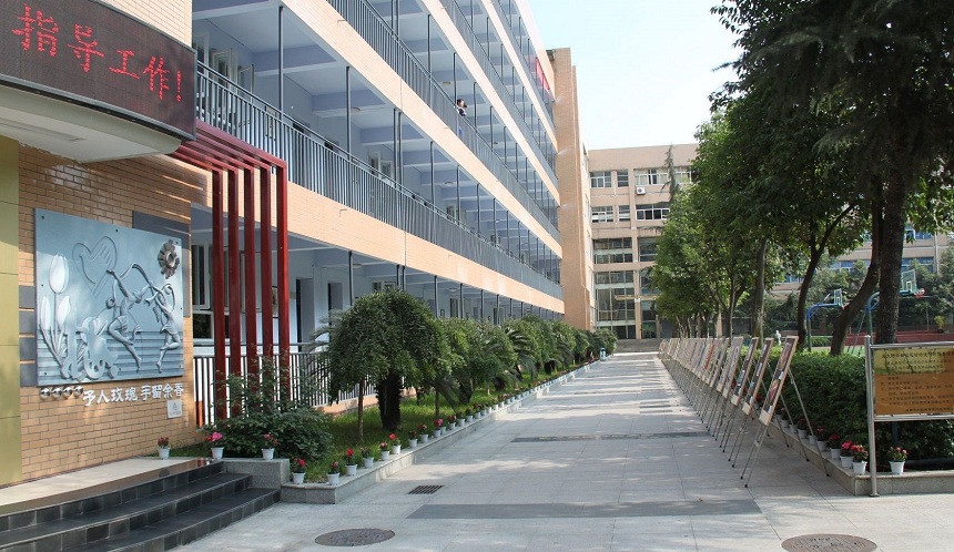 成都大學(xué)附屬中學(xué)地址位置在哪里？