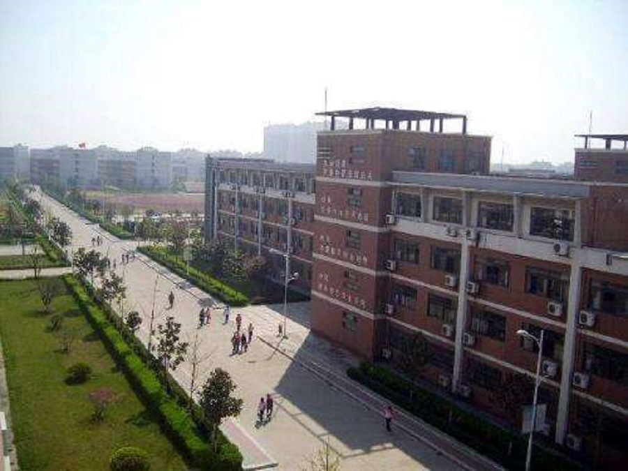 都江堰中學(xué)聯(lián)系電話是多少？