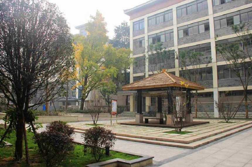 成都市西北中學(xué)招生咨詢聯(lián)系有哪些？