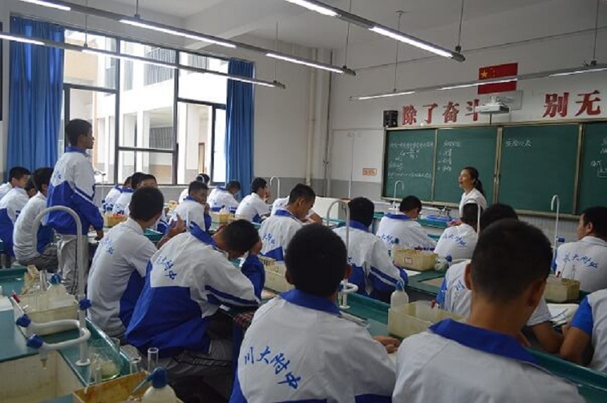 四川大學(xué)附屬中學(xué)2018年招生人數(shù)是多少？