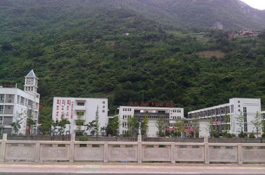 寶興縣海南高級中學學校環(huán)境好嘛？