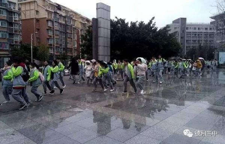 德陽三中招生辦電話是多少？