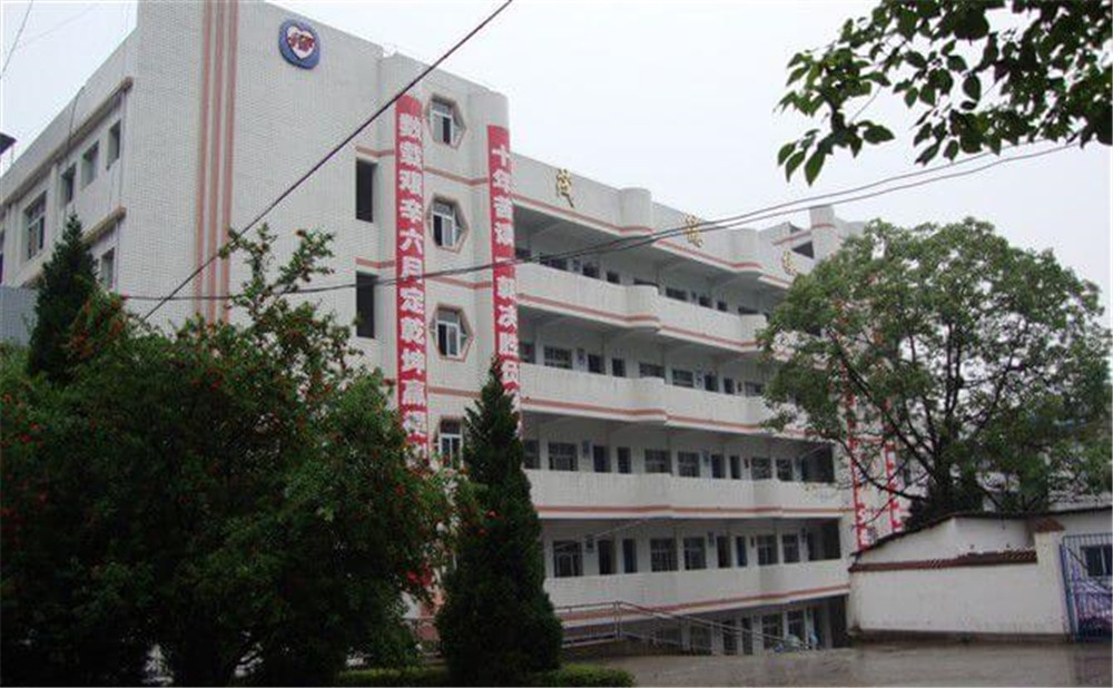平昌中學(xué)學(xué)校詳細(xì)地址在什么地方？
