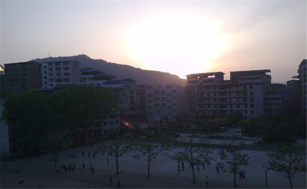 平昌縣第二中學(xué)學(xué)校環(huán)境怎么樣？