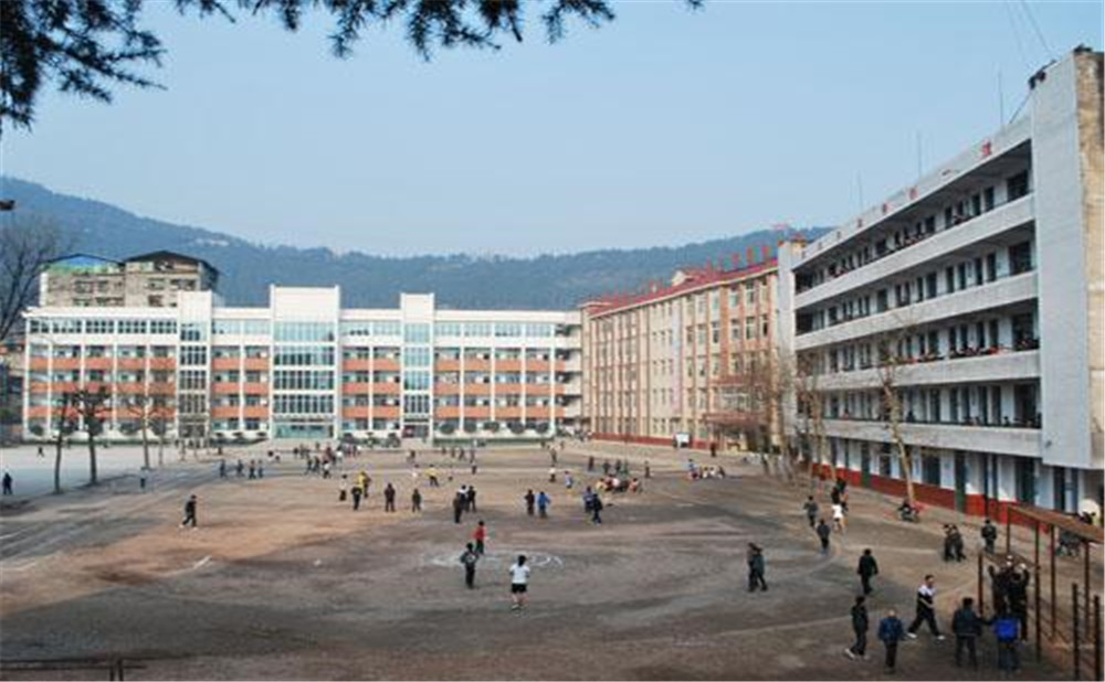 平昌縣第二中學(xué)學(xué)校環(huán)境怎么樣？