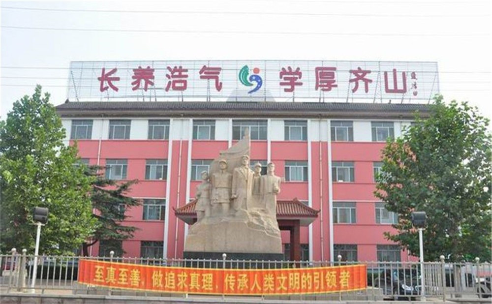 四川省榮縣長山中學市公辦學校嗎？