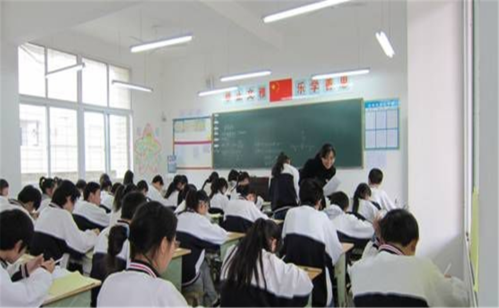 鼎山中學(xué)2020年中考錄取分?jǐn)?shù)線是多少分？