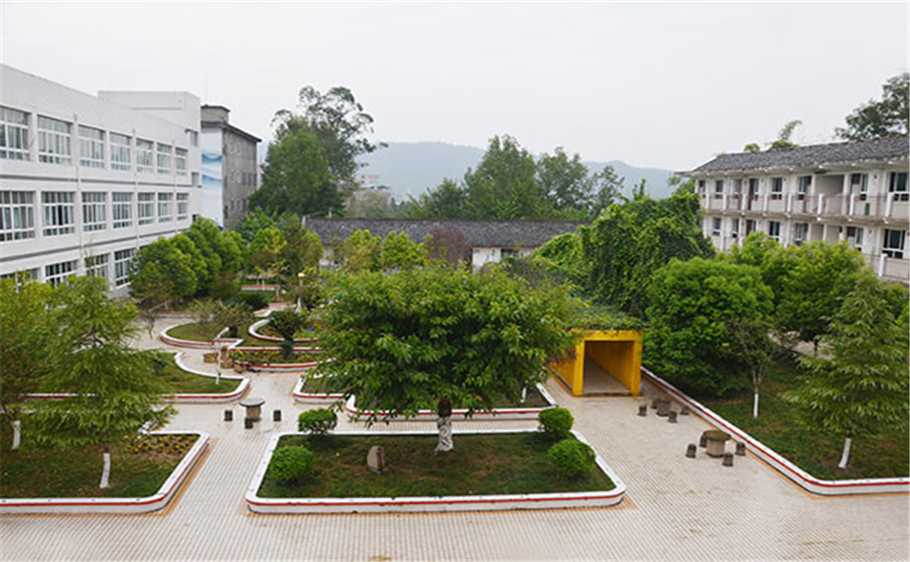 曾口中學(xué)學(xué)校環(huán)境怎么樣？
