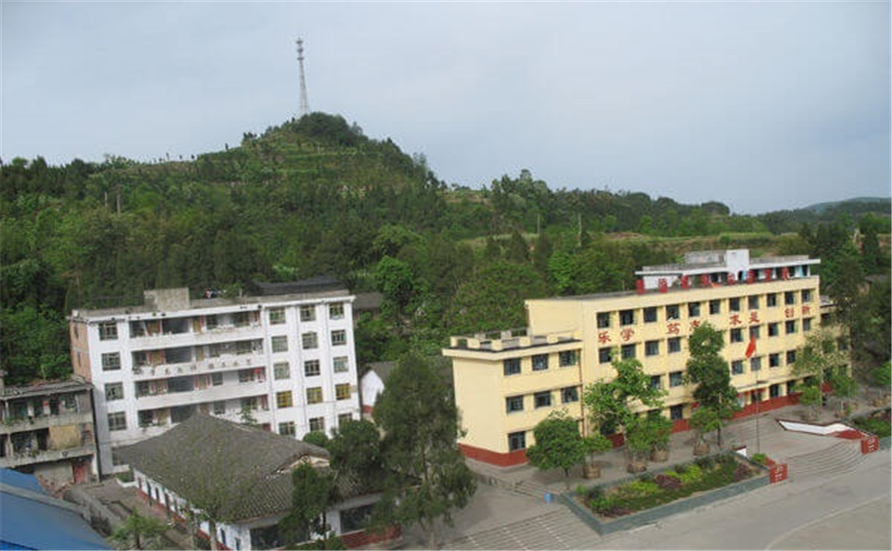 巴州區(qū)茶壩中學詳細地址在什么地方？