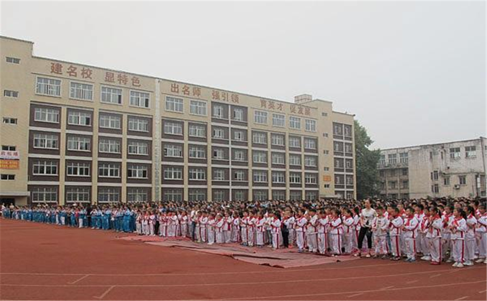 威遠(yuǎn)競力學(xué)校學(xué)費(fèi)多少錢一年？