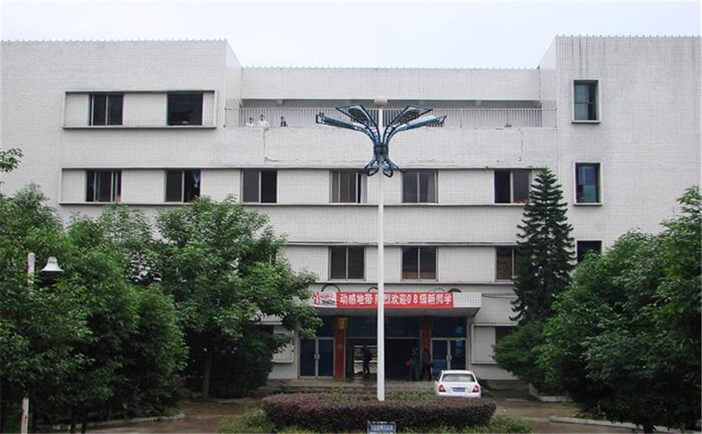 高坪中學(xué)學(xué)校環(huán)境怎么樣？