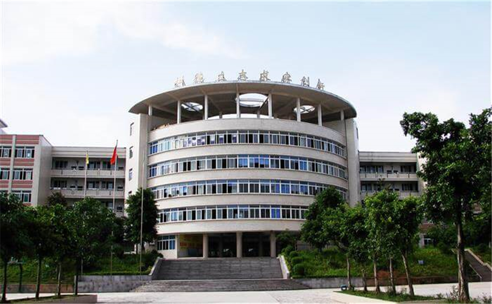 高坪中學(xué)學(xué)校環(huán)境怎么樣？