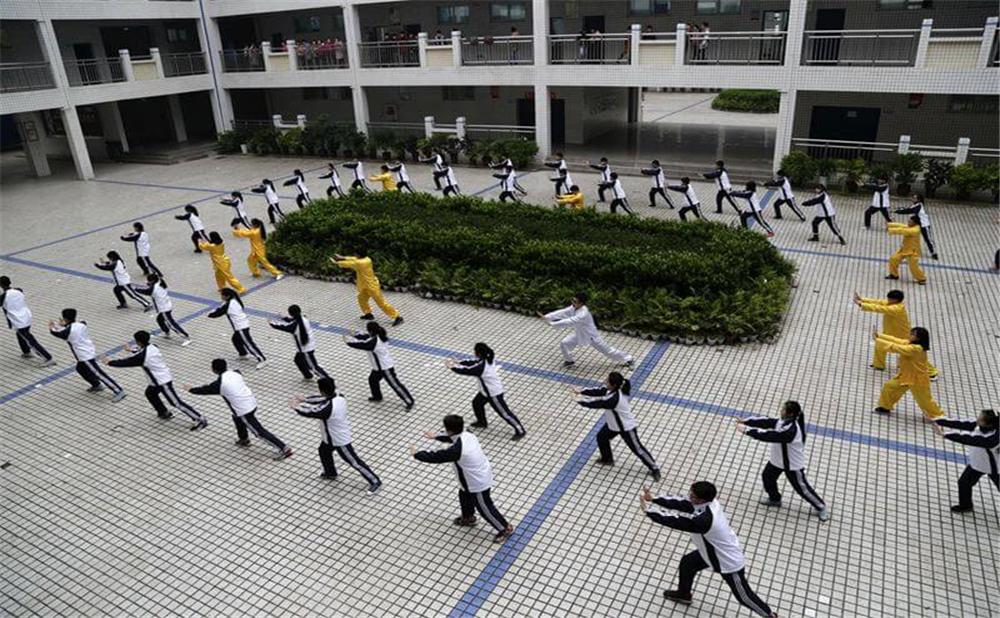 高坪中學(xué)2020年學(xué)校學(xué)費(fèi)多少錢一年？