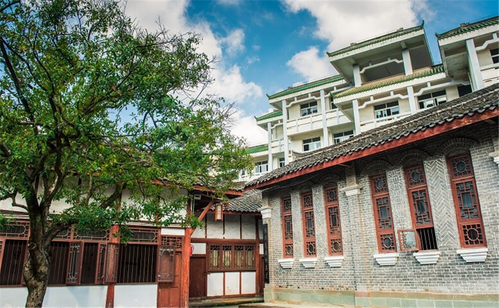 閬中東風中學學校環(huán)境怎么樣？