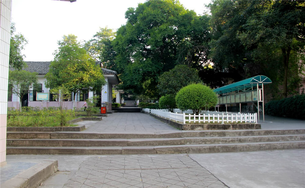 蓬安中學(xué)學(xué)校詳細(xì)地址在什么地方？