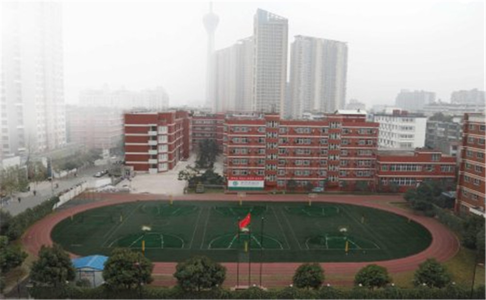 北師大成都實(shí)驗(yàn)中學(xué)每年的學(xué)費(fèi)是多少？