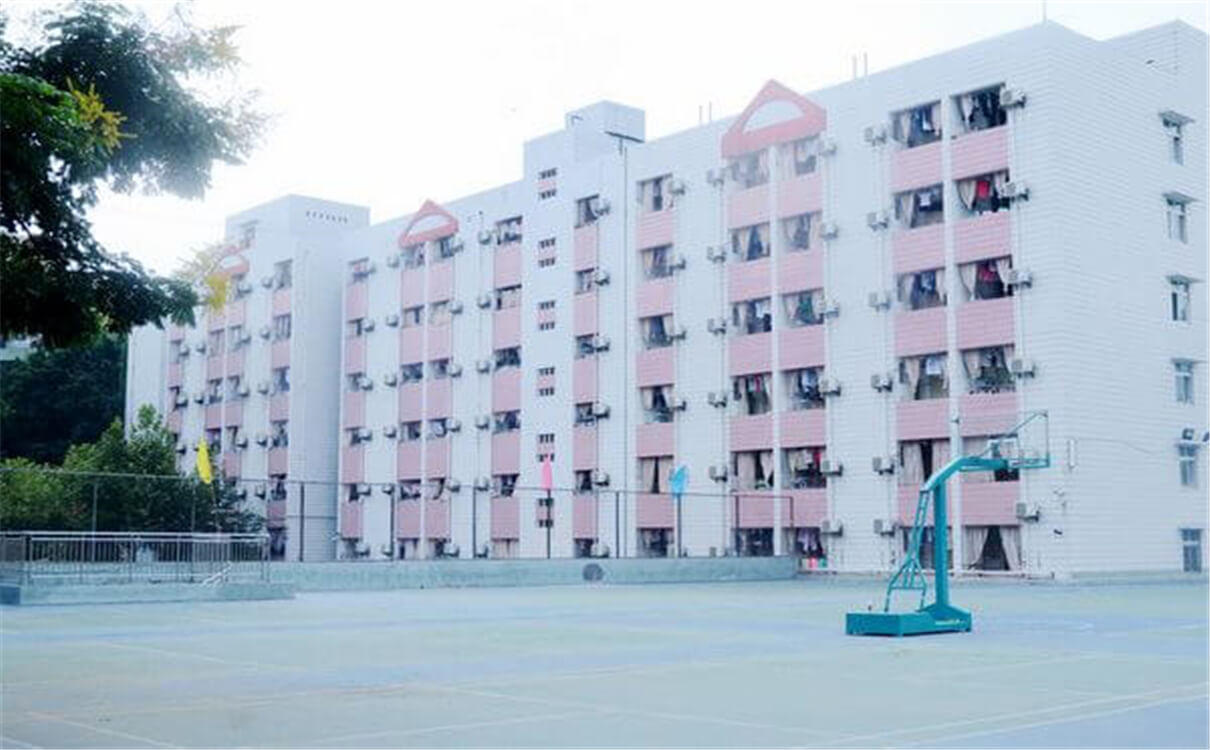 西南交通大學(xué)附屬中學(xué)每年的學(xué)費(fèi)多少錢？
