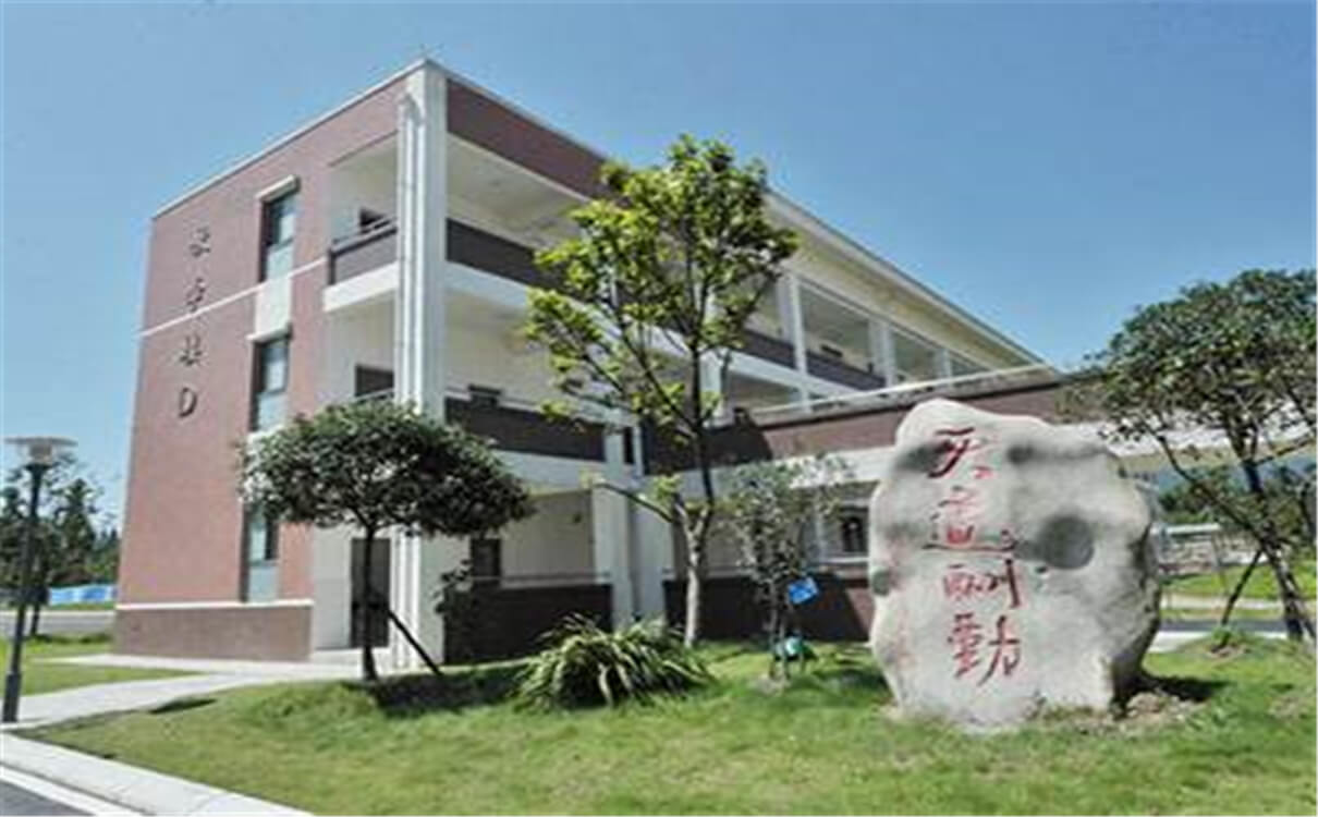 青城山高級(jí)中學(xué)育才的升學(xué)率是多少？