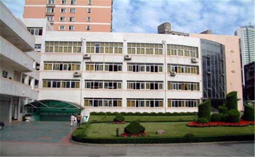 成都市鹽道街中學(xué)外招生一年的學(xué)費(fèi)是多少？