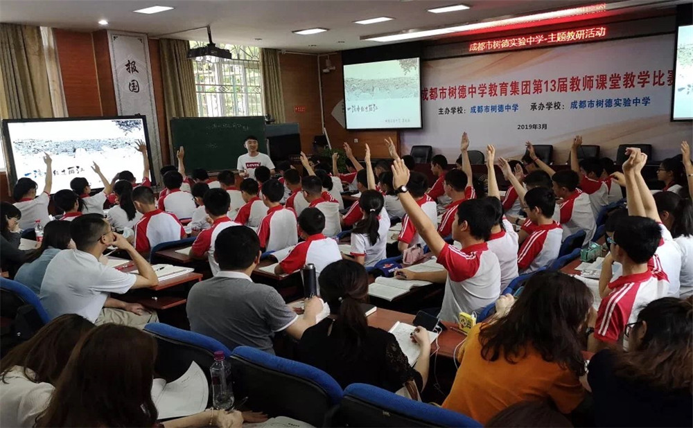 成都市泡桐樹(shù)中學(xué)每年學(xué)費(fèi)多少？