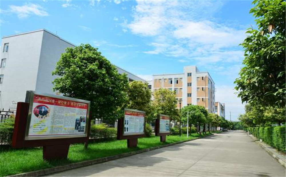 郫縣四中外招生一年的學(xué)費是多少？