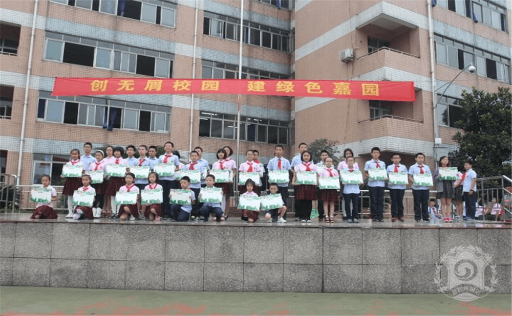 成都嘉祥外國(guó)語(yǔ)學(xué)校的學(xué)費(fèi)是多少錢？