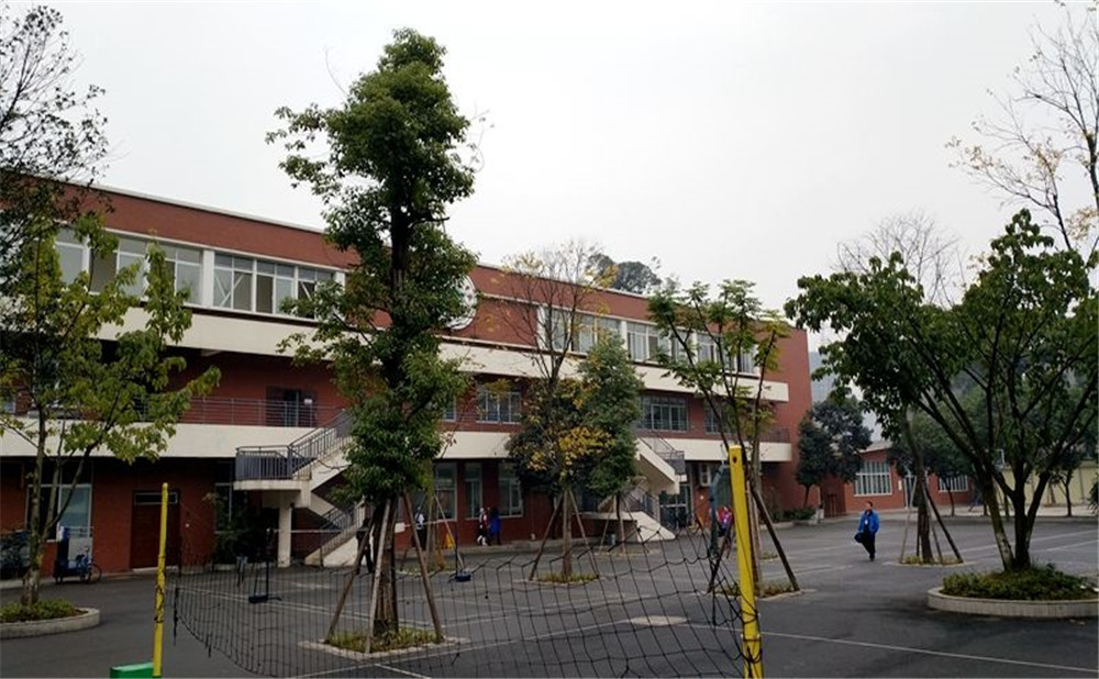 成都七中八一學校的高中住宿怎么樣？