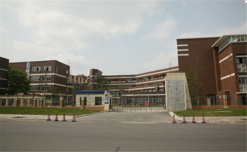 金牛中學(xué)的學(xué)費(fèi)是多少？