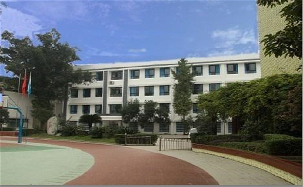 成都市第三十三中學(xué)近三年的錄取分?jǐn)?shù)是多少？