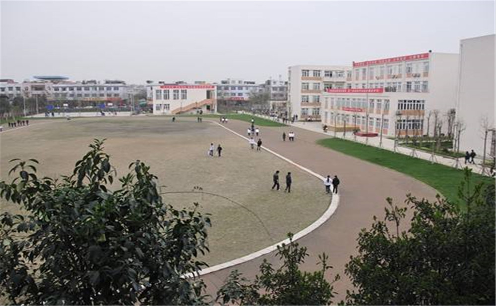 蜀城中學(xué)的學(xué)費(fèi)是多少？
