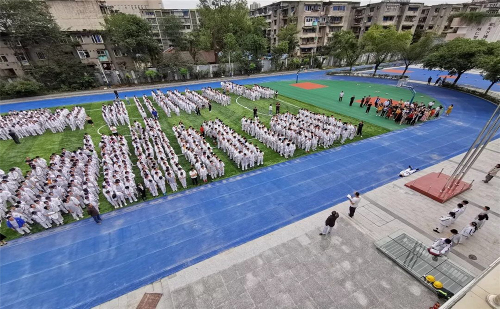 成都市田家炳中學(xué)一年學(xué)費(fèi)是多少？