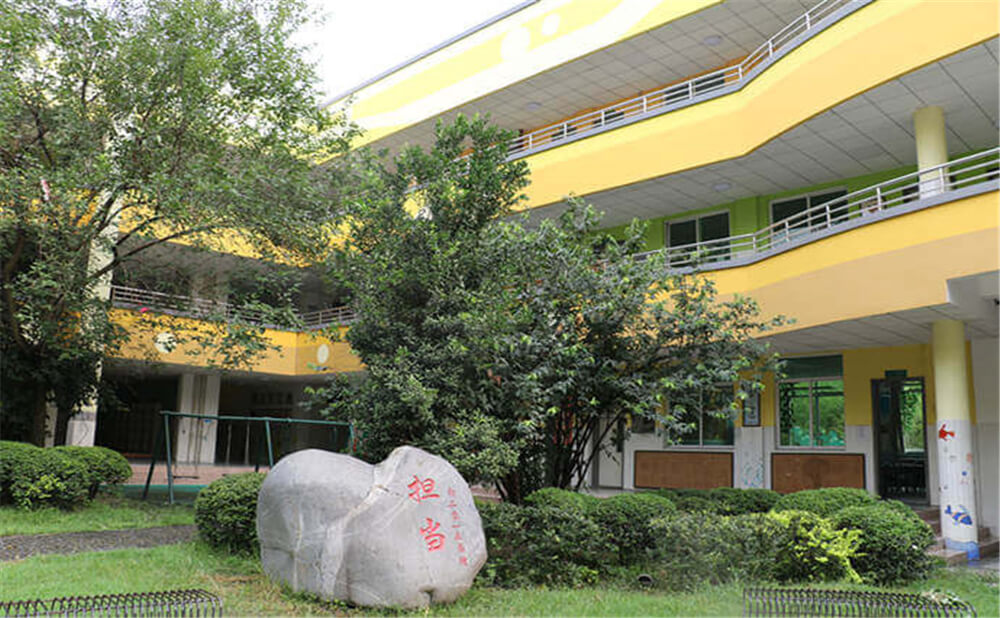 北大附中成都為明學(xué)校高中一年的學(xué)費(fèi)多少錢？