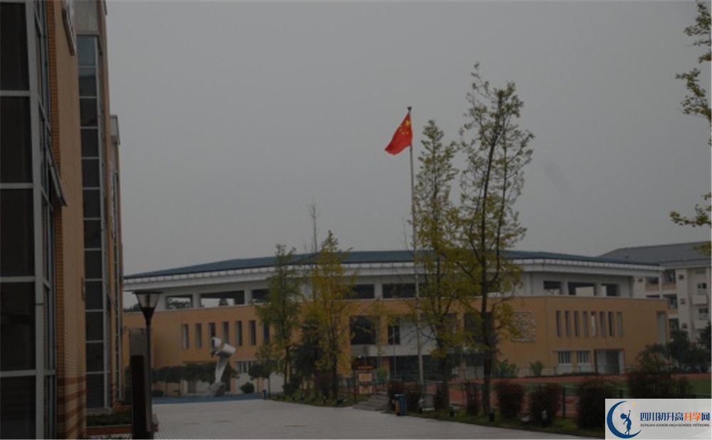 八一聚源高級中學(xué)的學(xué)費(fèi)收費(fèi)標(biāo)準(zhǔn)是多少？