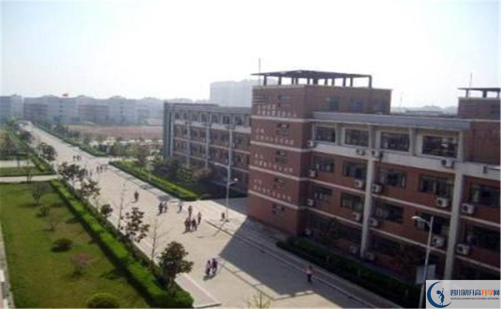 都江堰中學(xué)的學(xué)費(fèi)收費(fèi)標(biāo)準(zhǔn)是多少？