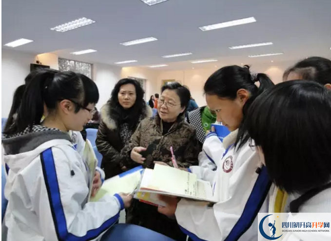 成都市田家炳中學一年的學費是多少？