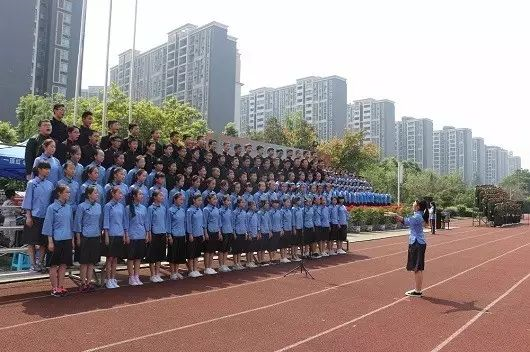 成都三十七中一年的學(xué)費(fèi)是多少？