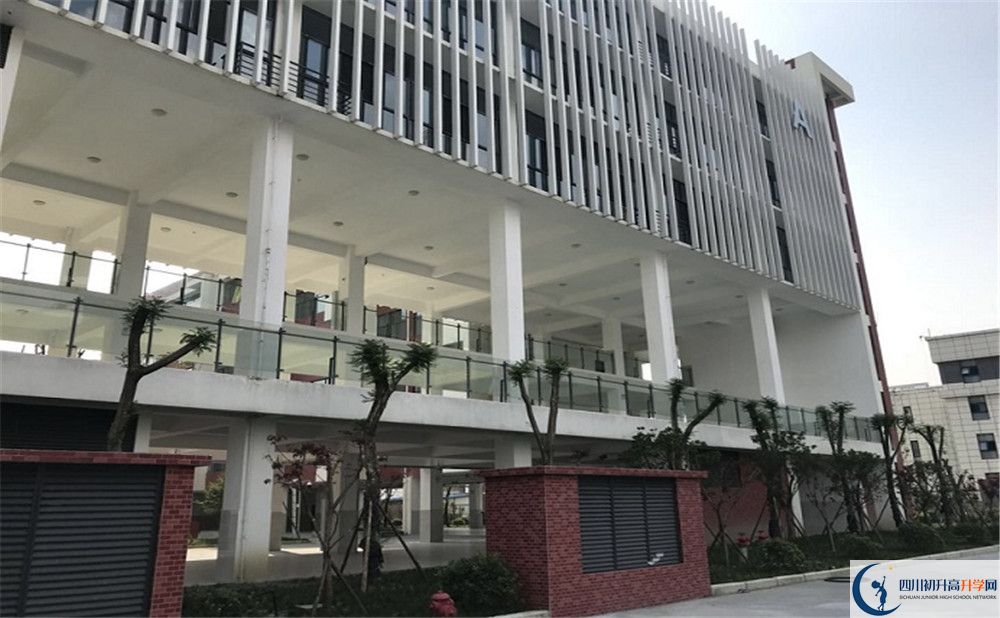 北京第二外國語學院成都附屬中學一學期的學費是多少？