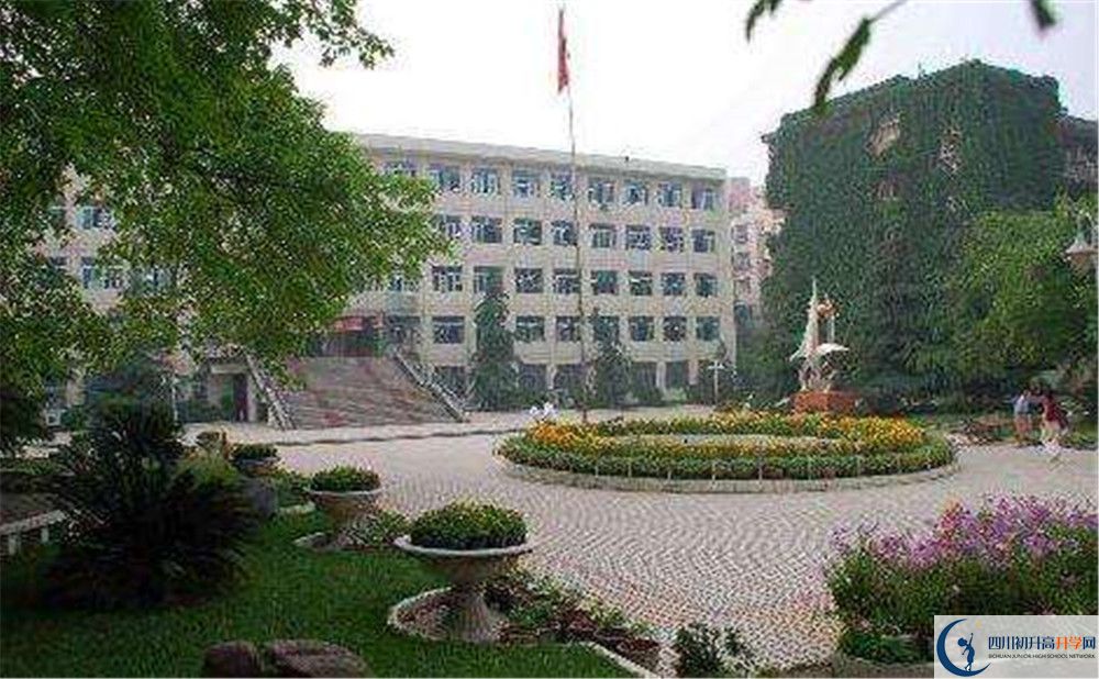 簡陽中學(xué)一學(xué)期的學(xué)費(fèi)是多少？