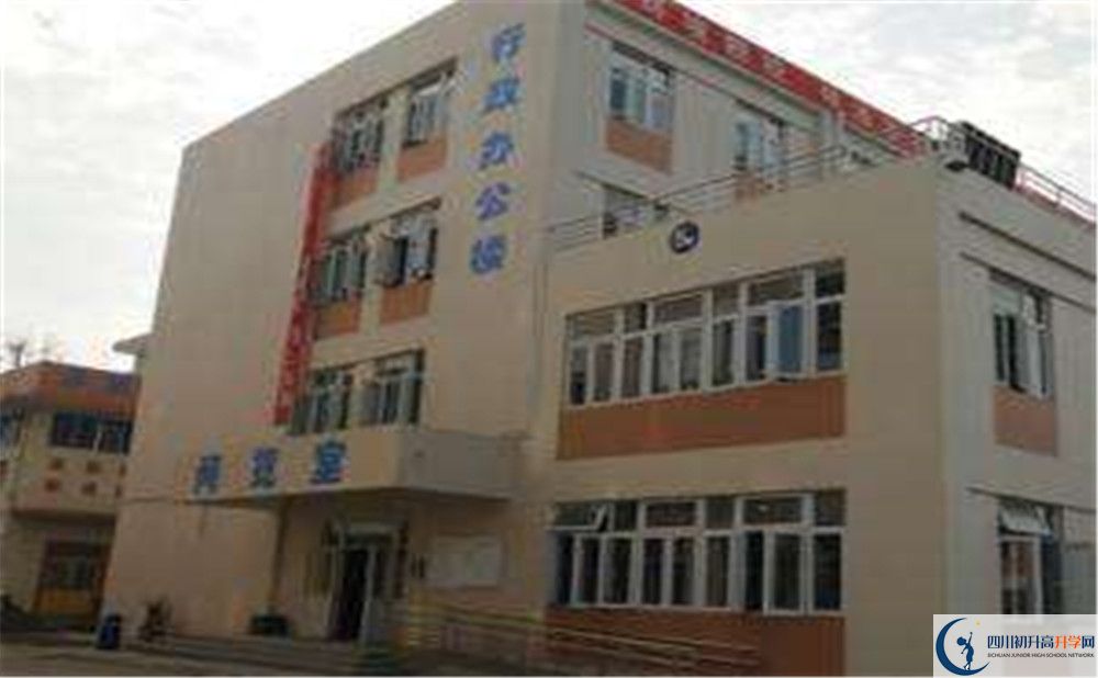 蜀城中學(xué)一學(xué)期的學(xué)費(fèi)是多少？