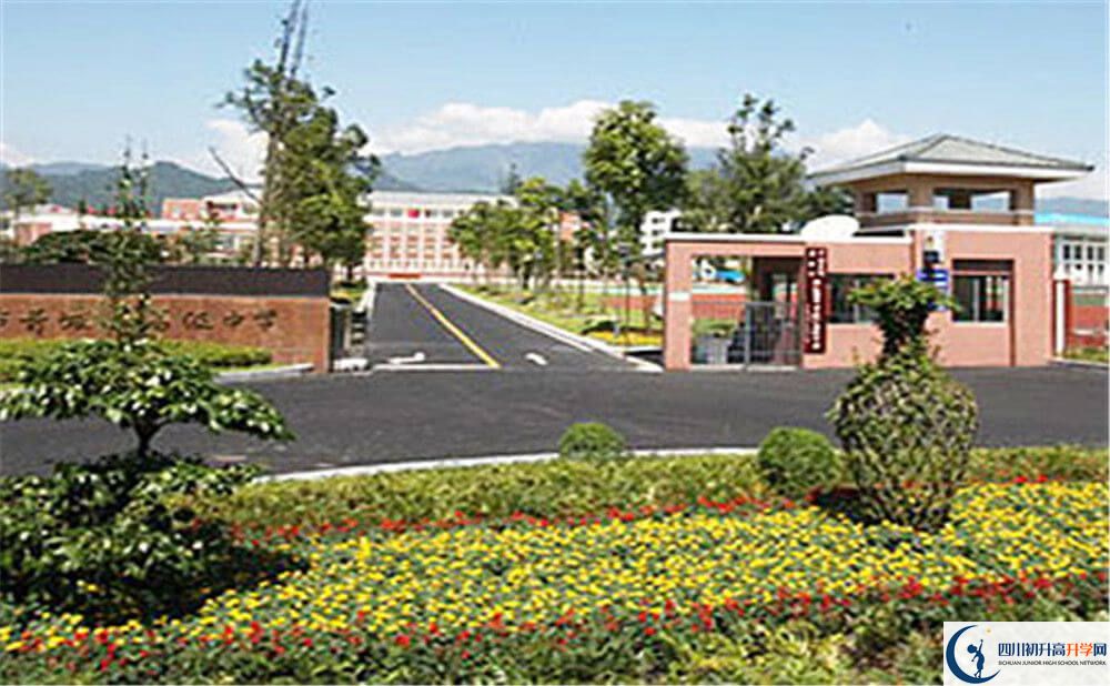 青城山高級(jí)中學(xué)住宿條件怎么樣？