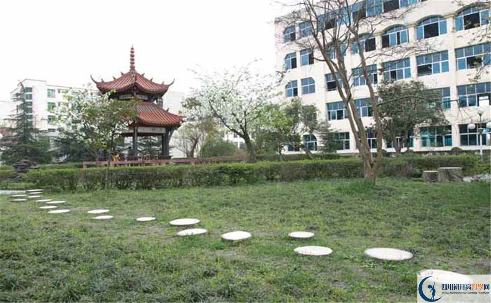 都江堰外國語實驗學(xué)校高一多久放一次假呢？