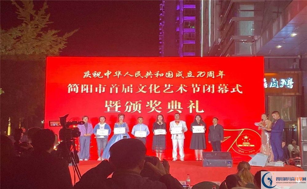 石橋中學(xué)高一多久放一次假？					