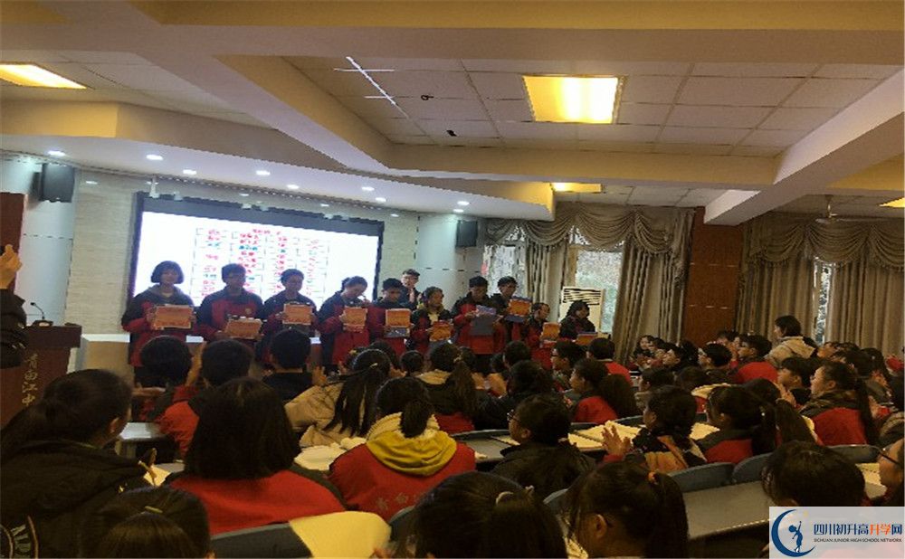 青白江中學(xué)2020年外地生學(xué)費(fèi)是多少？