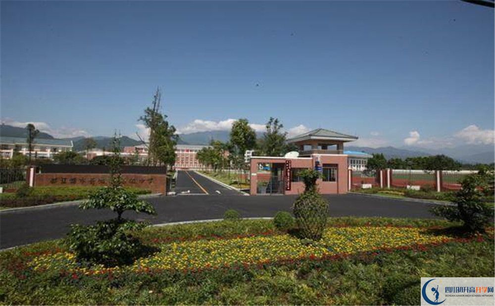 青城山高級中學的高中住宿怎么樣？