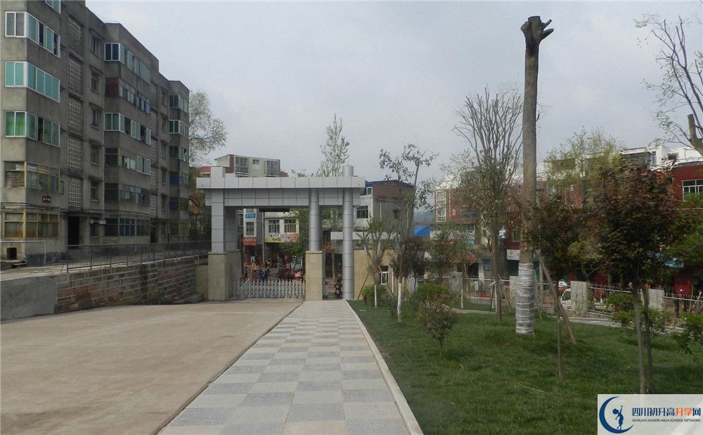竹篙中學(xué)是私立還是公立學(xué)校？
